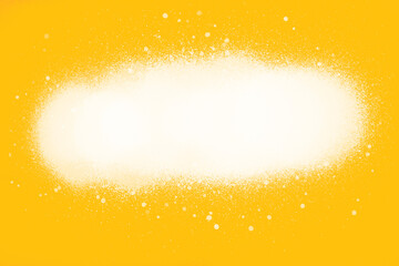 Textura fondo amarillo brillante con una mancha de salpicadura con pintura blanca. Vista de frente...