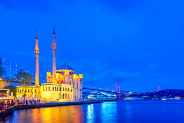 Fototapeta na wymiar The Bosphorus Bridge and the Ortakoy Mosque during twilight sunset in Istanbul, Turkey