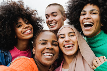 Multiethnic young women having fun together outdoor - Focus on bald girl face - Diversity lifestyle concept - Powered by Adobe
