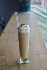 bebida fría y refrescante con mucho hielo