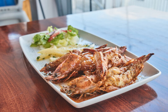 delicioso almuerzo tradicional completo