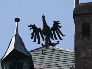 Deutscher Reichsadler aus Metall auf der Turmspitze der Hohkönigsburg im Elsass