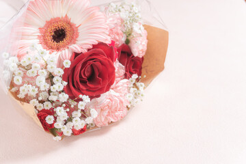 ピンクと赤の花のかわいい花束