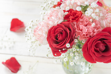 赤とピンクの華やかな花のアレンジメント