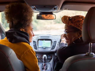 Woman and girl in car, rear view © Cultura Creative