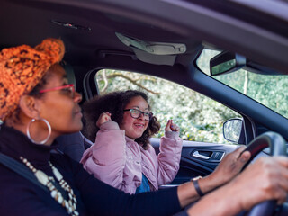 Woman and girl in car © Cultura Creative