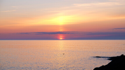 海に沈む夕日の美しい光景 、世界遺産知床、 ウトロ港 6月