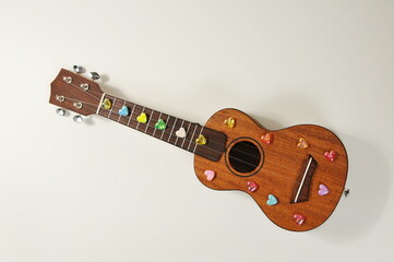 ウクレレをハートの小物でデコレーションしました。