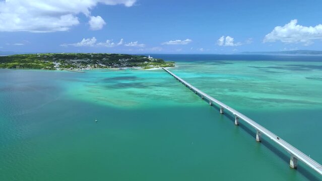 【空撮動画・沖縄】沖縄県古宇利大橋と青い海をオービットで航空撮影⑨