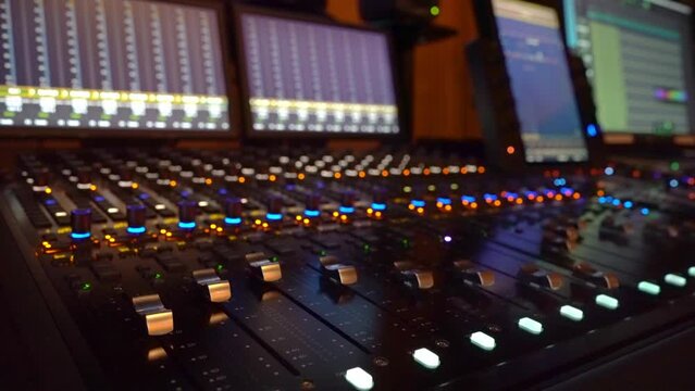 Automatically moving knobs on a sound mixing panel