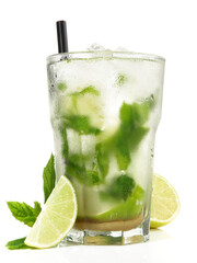 Mojito Cocktail auf weißem Hintergrund - Freigestellt