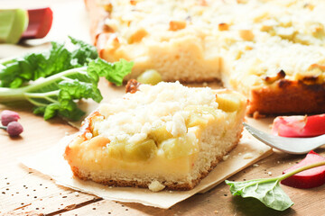 frischer Rhabarber Kuchen Stück