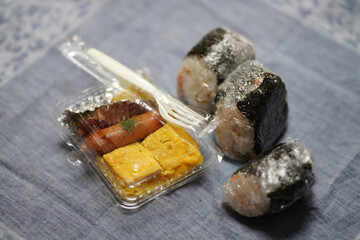 おにぎりとおかず