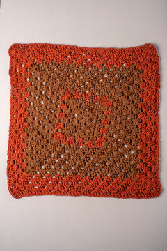 cuadrado de crochet moderno para coj&iacute;n, Tejido de ganchillo vintage para decorar, cuadrado en dos colores. Marr&oacute;n, naranja.