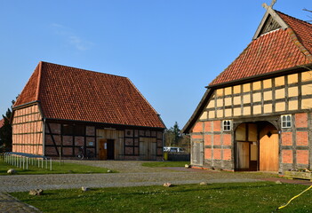 Fototapeta na wymiar Historischer Bauernhof im Frühling in Dörverden, Niedersachsen