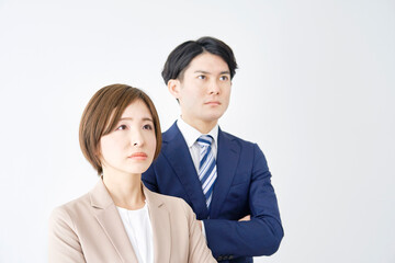 ビジネスウーマンとビジネスマン　ポートレート　白背景　腕組み