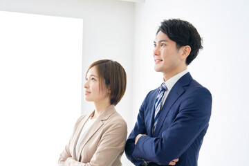 ビジネスウーマンとビジネスマン　ポートレート　オフィス
