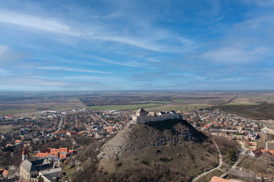 Burg Sümeg am Balaton aus der Vogelperspektive 