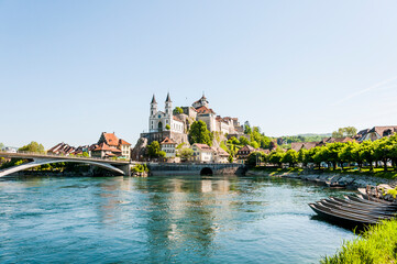 Obraz premium Aarburg, Kirche, Festung, Aare, Fluss, Altstadt, Altstadthäuser, Flussufer, Uferweg, Brücke, Boote, Wassersport, Aargau, Zofingen, Frühling, Sommer, Schweiz