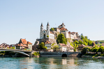 Fototapeta premium Aarburg, Kirche, Festung, Aare, Fluss, Altstadt, Altstadthäuser, Flussufer, Uferweg, Brücke, Aargau, Zofingen, Frühling, Sommer, Schweiz