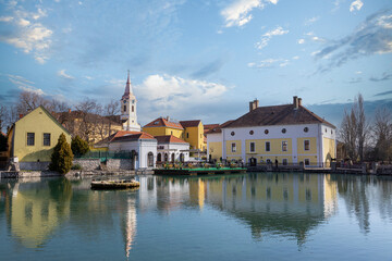 Fototapeta na wymiar Altstadt von Tapolca in Ungarn mit dem Malom lake im Vordergrund