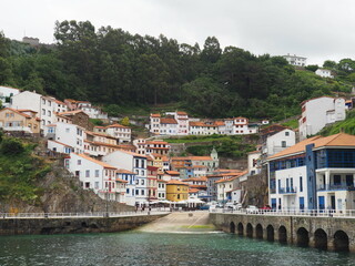 Fototapeta na wymiar Cudillero, municipio asturiano con un precioso puerto marinero. España.