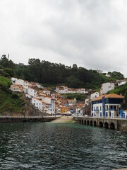 Fototapeta na wymiar Cudillero, municipio asturiano con un precioso puerto marinero. España.