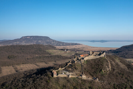 Aussicht auf Burg Szigliget in Ungarn mit dem Balaton im Hintergrund