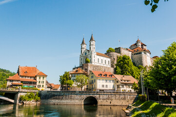 Obraz premium Aarburg, Kirche, Festung, Aare, Fluss, Altstadt, Altstadthäuser, Flussufer, Uferweg, Aargau, Zofingen, Frühling, Sommer, Schweiz