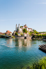 Fototapeta premium Aarburg, Kirche, Festung, Aare, Fluss, Altstadt, Altstadthäuser, Flussufer, Uferweg, Brücke, Boote, Wassersport, Aargau, Zofingen, Frühling, Sommer, Schweiz