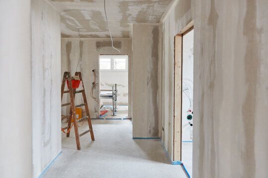 Leiter in Flur bei Malerarbeiten in Haus bei Neubau