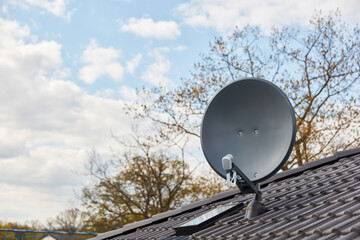 Satellitenschüssel auf Hausdach für Fernsehempfang