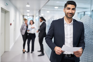 Business Mann als Bewerber freut sich über Arbeitsvertrag