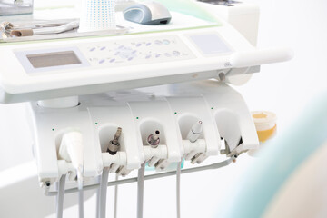 歯科治療いすのテーブルにある治療器具