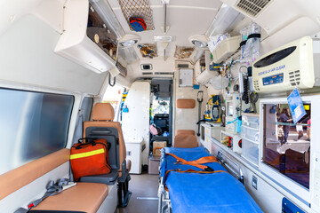 救急車の車内 © Haru Works