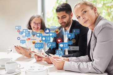 Business Team mit Tablet Computer nutzt Social Media