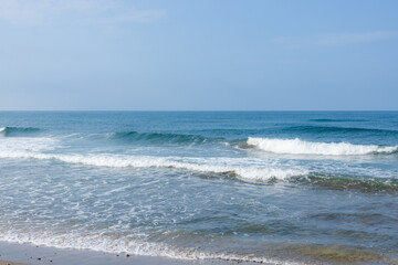 Fototapeta na wymiar Sea wave splash over the beach