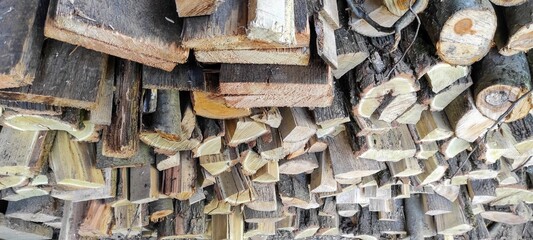 Fototapeta premium Porąbane drewno w stosie