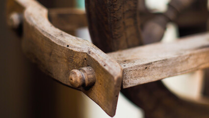 Macro d'éléments en bois composant un ornement extérieur