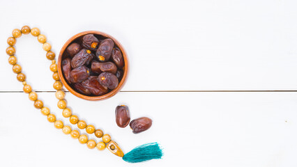 Naklejka premium Muslim rosary and a bowl of dates