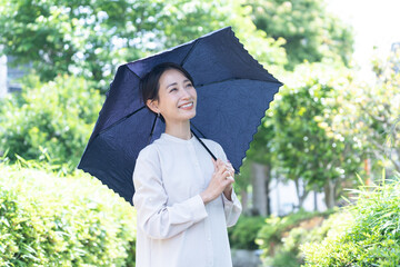 日傘を持つ女性