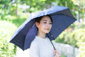 日傘を持つ女性