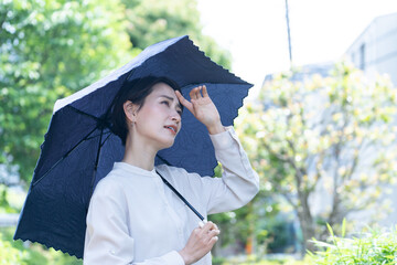 日傘を持つ女性