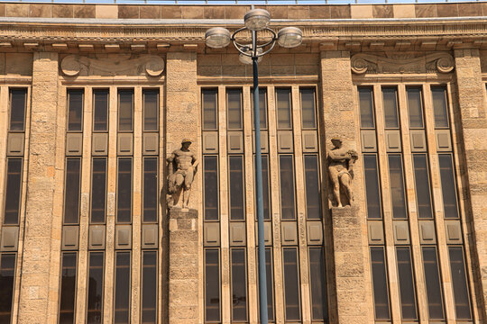 Dortmund; Historische Kaufhausfassade am Hansaplatz