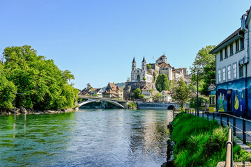 Naklejka premium Aarburg, Kirche, Festung, Aare, Fluss, Altstadt, Altstadthäuser, Flussufer, Uferweg, Aargau, Zofingen, Frühling, Sommer, Schweiz