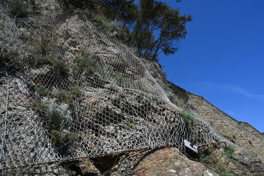 Grillage de s&eacute;curit&eacute; pour &eacute;viter la chute de pierres sur une paroie rocheuse