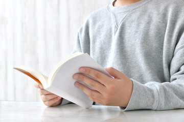 リビングで読書をする子供の手元