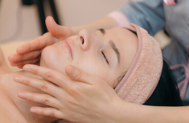 Obraz na płótnie Canvas Beautiful woman having a facial massage.
