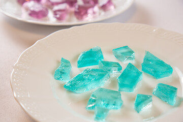 徐々に表面の砂糖が結晶化し始めた琥珀糖　乾燥4日目