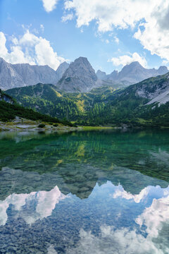 Seebensee Tirol mit Spiegelung der Landschaft, hochkant